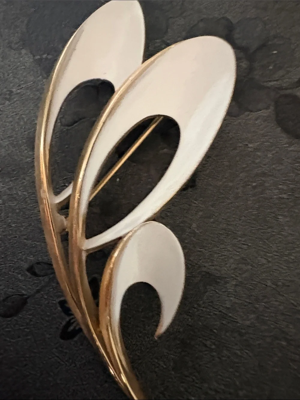 TRIFARI 60s VINTAGE ENAMEL WHIMSICAL WHITE CREAM BRUSHED GOLD-TONE 3